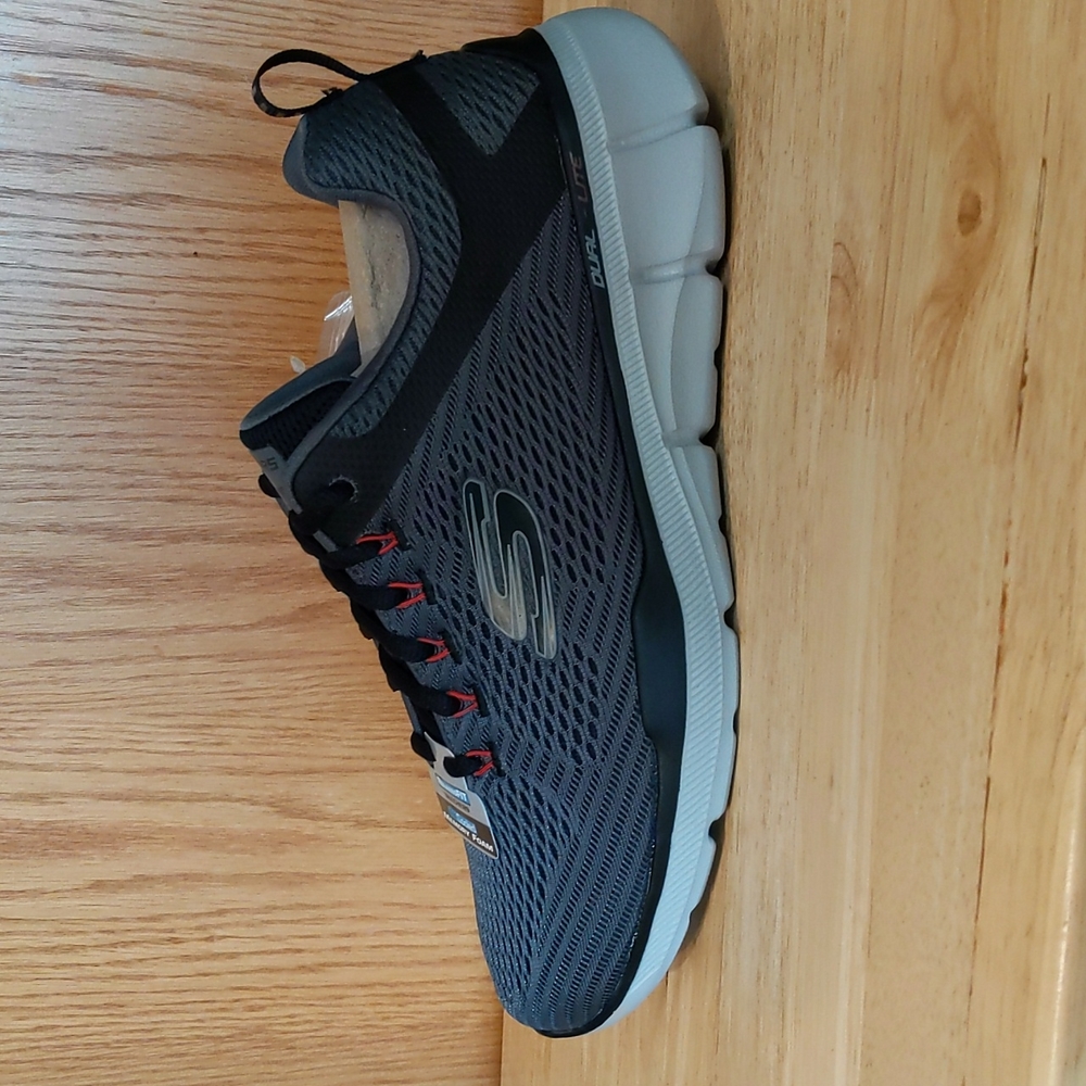 Skechers Equalizer 3.0, Size 8.5 Relaxed Fit, new in box